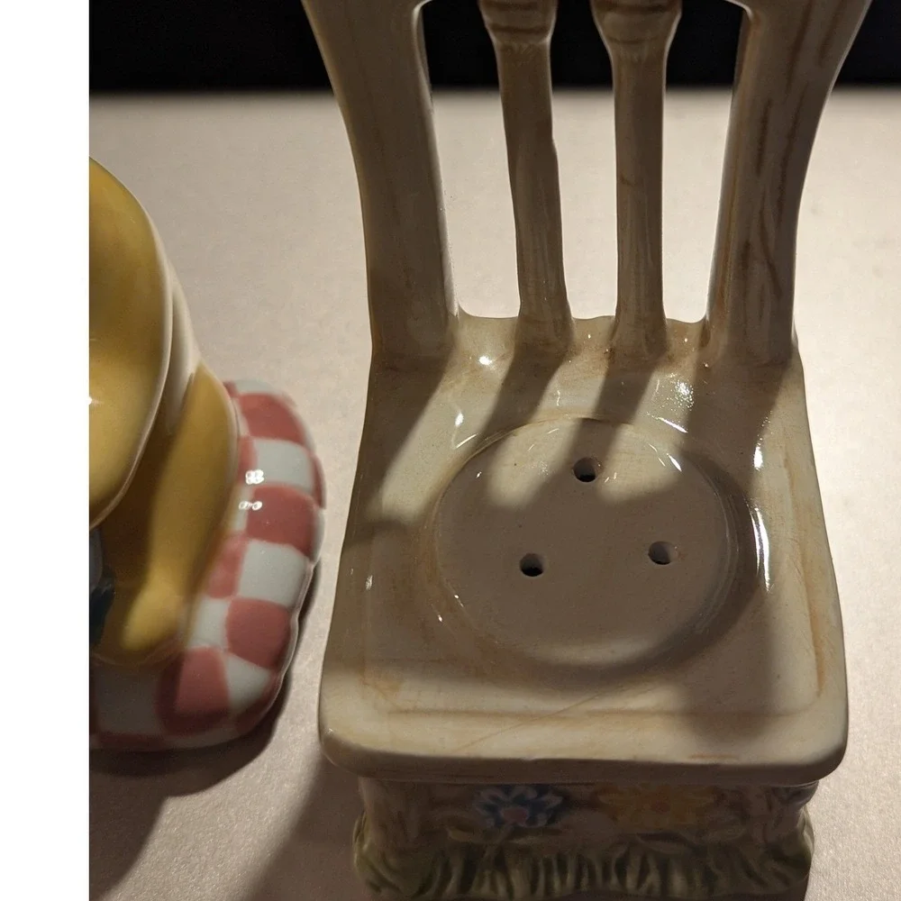 Vintage Disney Winnie the Pooh Treasure Craft Salt & Pepper Shaker Set Honey Pot